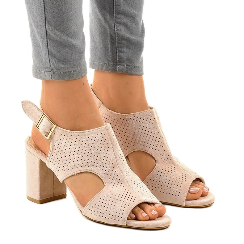 Beige durchbrochene Sandalen mit einem Schnitt 99-33A