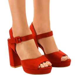 Rote Sandalen aus Wildleder 77-102