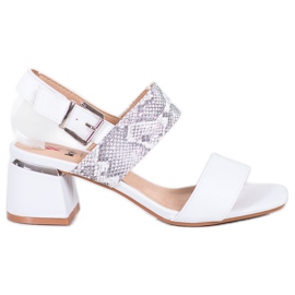 Kylie Modische Sandalen an einer Bar weiß