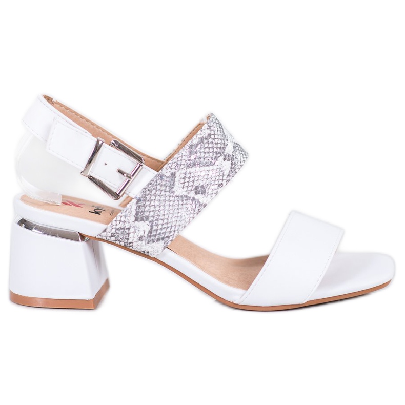 Kylie Modische Sandalen an einer Bar weiß