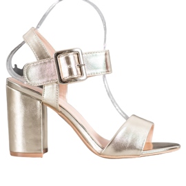 Small Swan Sandalen an einer Bar mit Öko-Leder golden