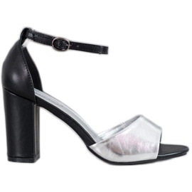 Small Swan Klassische Sandalen an einer Bar schwarz grau