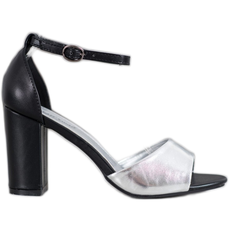 Small Swan Klassische Sandalen an einer Bar schwarz grau