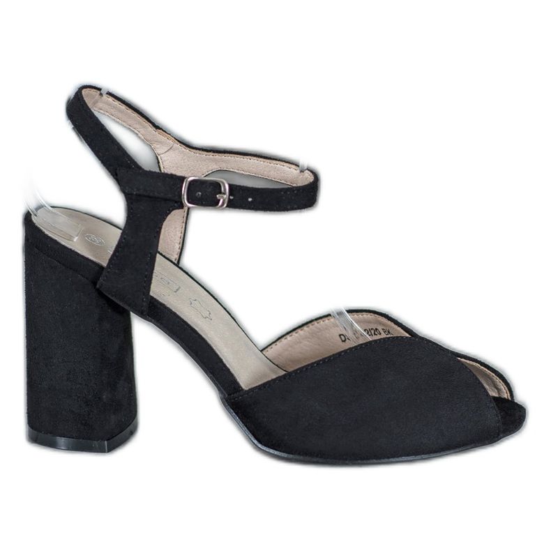 Filippo Schwarze Sandalen auf einer Bar