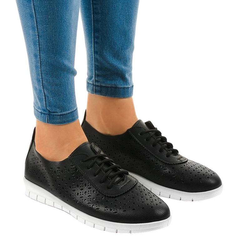 Schwarze Sneakers mit Lochmuster JH706-1