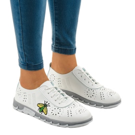 Weiße durchbrochene Sneakers mit dem Aufdruck JH81171-1