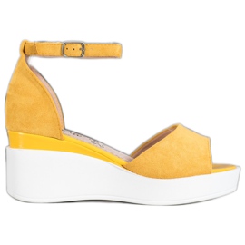 Weide Wildledersandalen auf einem weißen Keil gelb