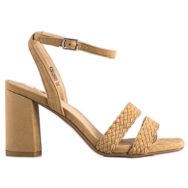 Kylie Wildledersandalen auf einer Bar beige