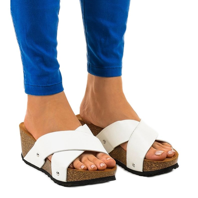 Weiße Sandalen auf einem Keilabsatz GU53 Hausschuhe