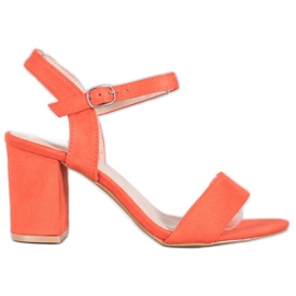 Nio Nio Sandalen an einer Bar orange