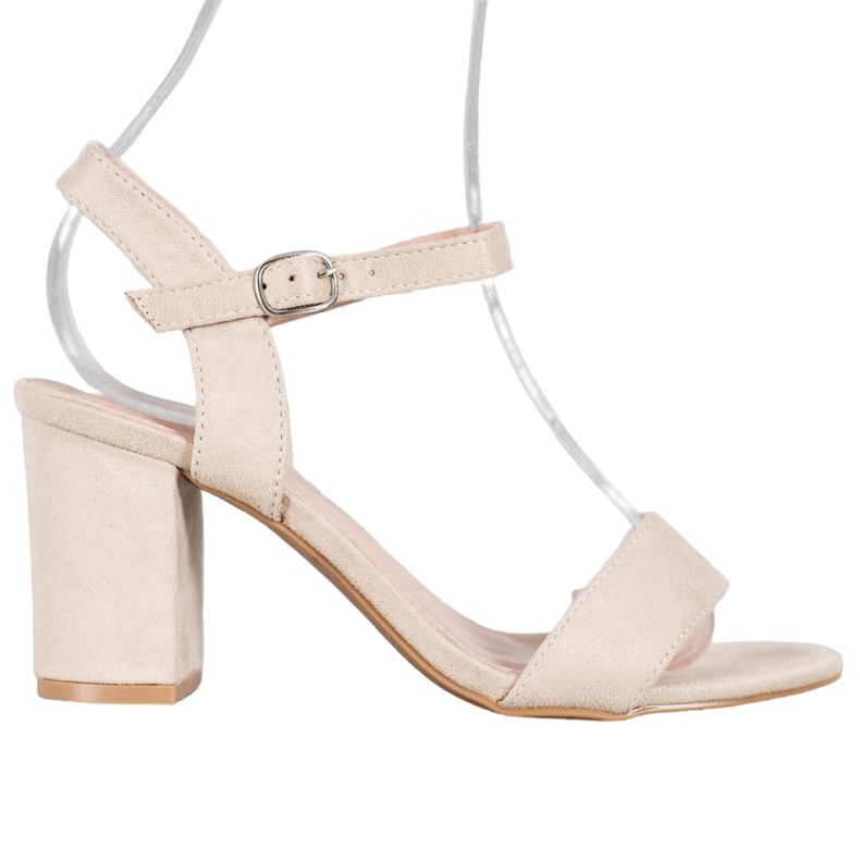 Nio Nio Sandalen an einer Bar braun