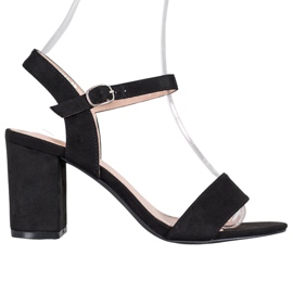 Nio Nio Sandalen an einer Bar schwarz