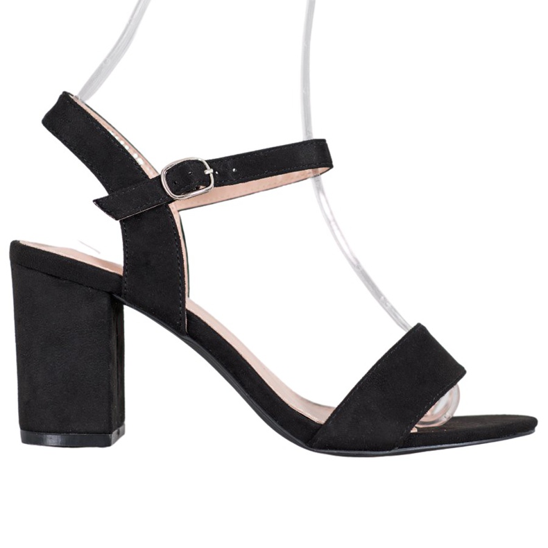 Nio Nio Sandalen an einer Bar schwarz