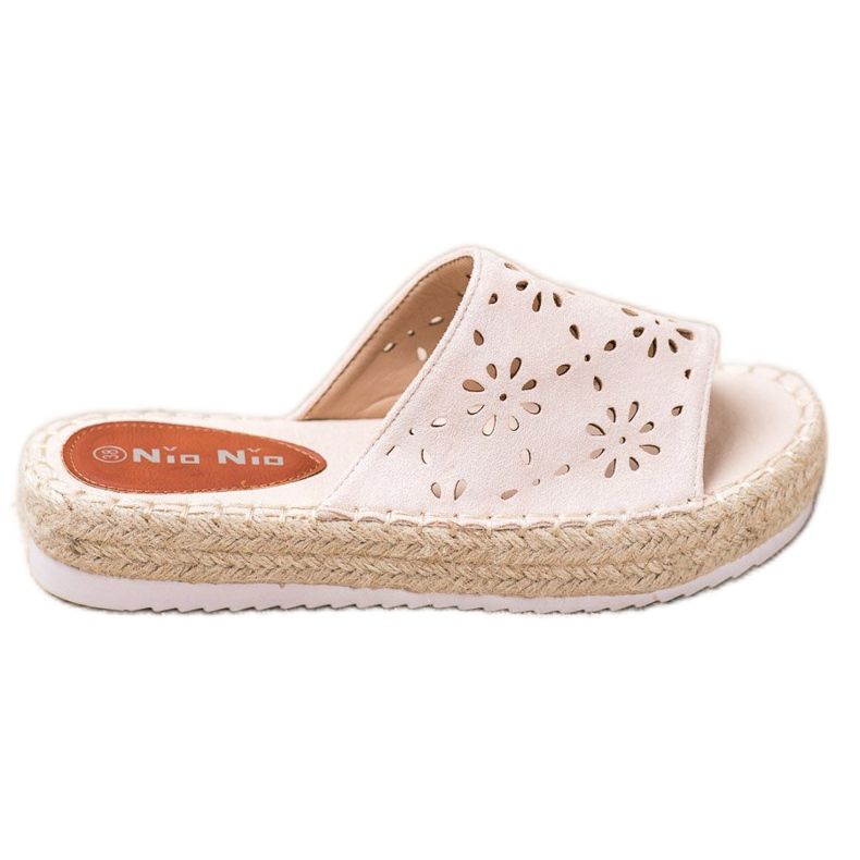 Nio Nio Hausschuhe auf einer Strohplattform beige