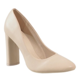 Beige Pumps am LE028 Pfosten