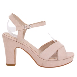Sandalen auf einem beigen Pfosten NS033P Beige