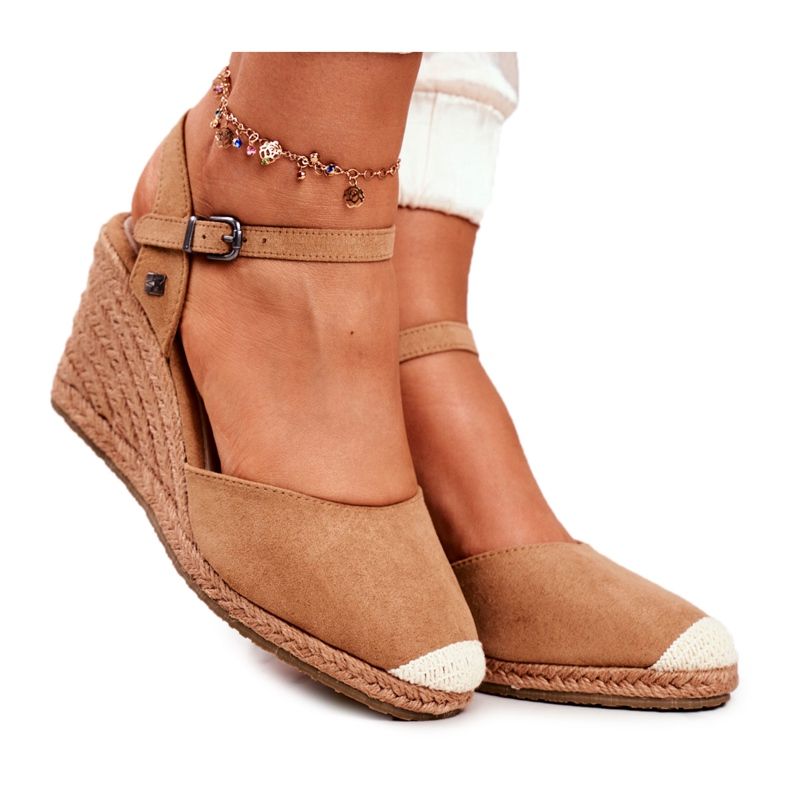 Damen Sandalen auf einem geflochtenen Keil Big Star Hellbraun DD274A169