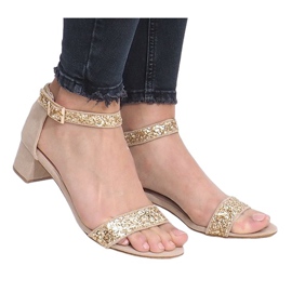 Goldene Sandalen auf einem Montana-Pfosten gelb