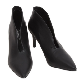 Schwarze Schuhe auf einem schwarzen NS126P Black Pin