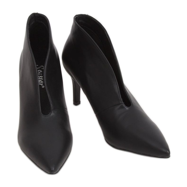 Schwarze Schuhe auf einem schwarzen NS126P Black Pin