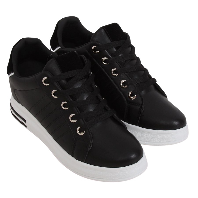 Black R78 Schwarze Sneakers auf einem versteckten Keil