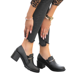 Schwarze Damenschuhe am Pfosten C17-6113