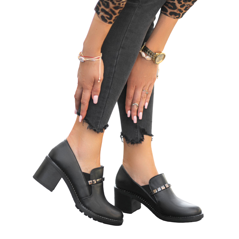 Schwarze Damenschuhe am Pfosten C17-6113