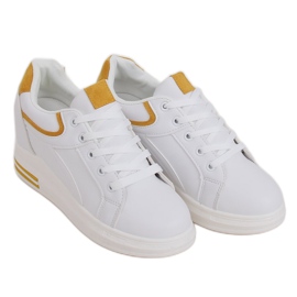 Weiße BY-0370 WHITE / YELLOW Sneakers auf einem versteckten Keil
