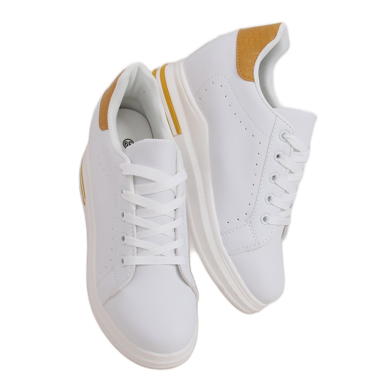 MY-0367 WHITE / YELLOW weiße Sneakers auf einem versteckten Keil