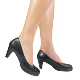 Schwarze Pumps am XF09-1 Pfosten