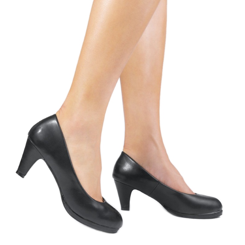 Schwarze Pumps am XF09-1 Pfosten