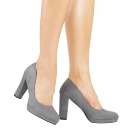 Graue Wildlederpumps am LEI-169 Pfosten