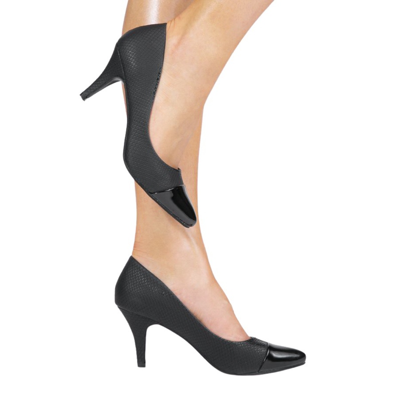 Schwarze Pumps an der YS-437 Ferse