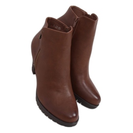 Braune Stiefel mit hohen Absätzen F-32 Camel