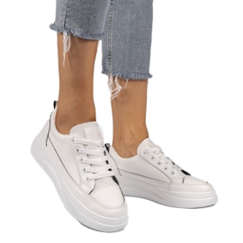 Weiße Sneaker auf einer höheren R50-Sohle schwarz