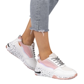 Weiße Sport-Sneaker mit rosa Einsätzen C-3151