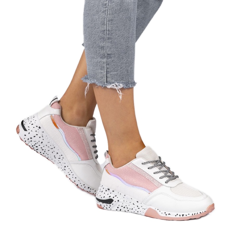 Weiße Sport-Sneaker mit rosa Einsätzen C-3151