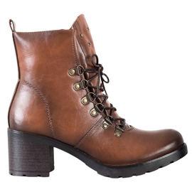 Arbeiter auf der Post von VINCEZA braun