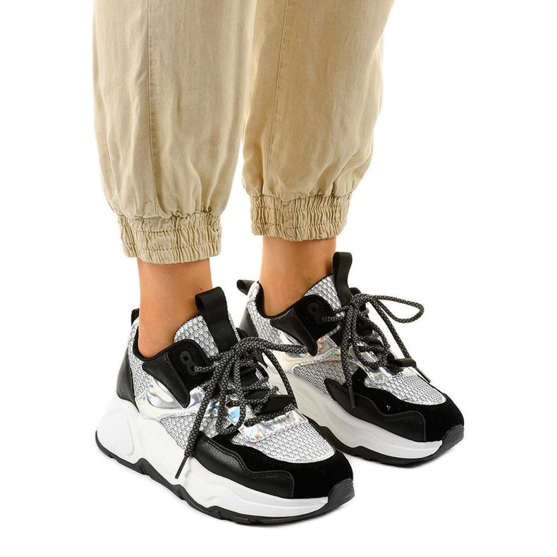 Weiße Sport-Sneaker mit schwarzen Einsätzen RAL-63