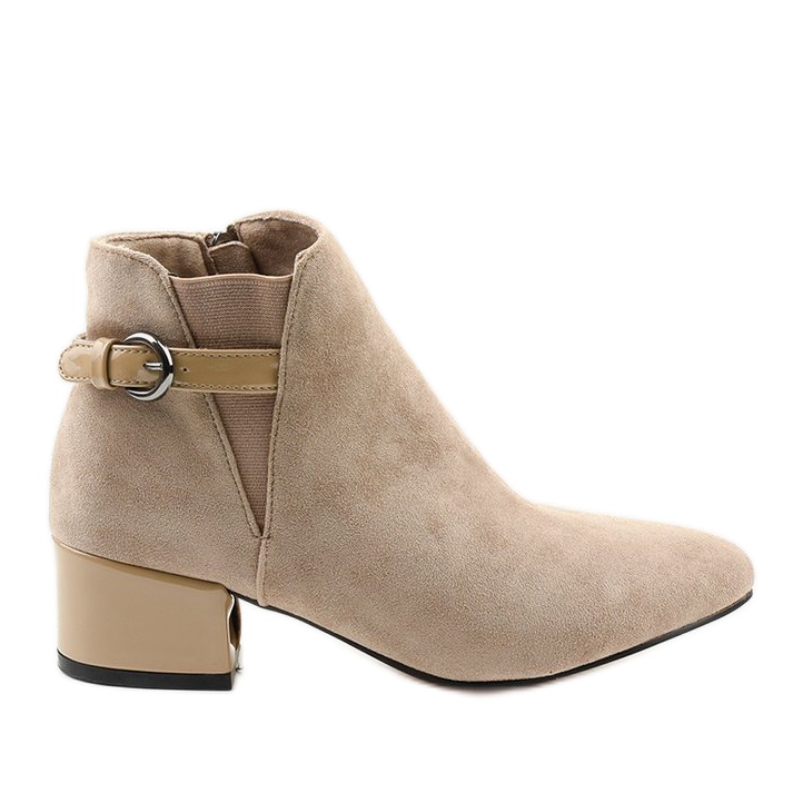 Beige Stiefel mit einem kleinen Post von Brizaris