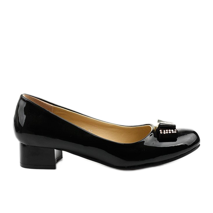 Schwarz lackierte Pumps am GFA89 Pfosten