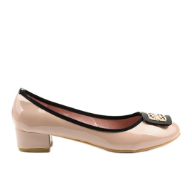 Beige lackierte Pumps an der Säule 0015-4