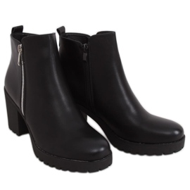 Schwarze Stiefel mit breiten Absätzen Q8AX1568-08 Schwarz