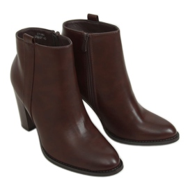 Klassische braune Stiefel UK08P Brown on the post