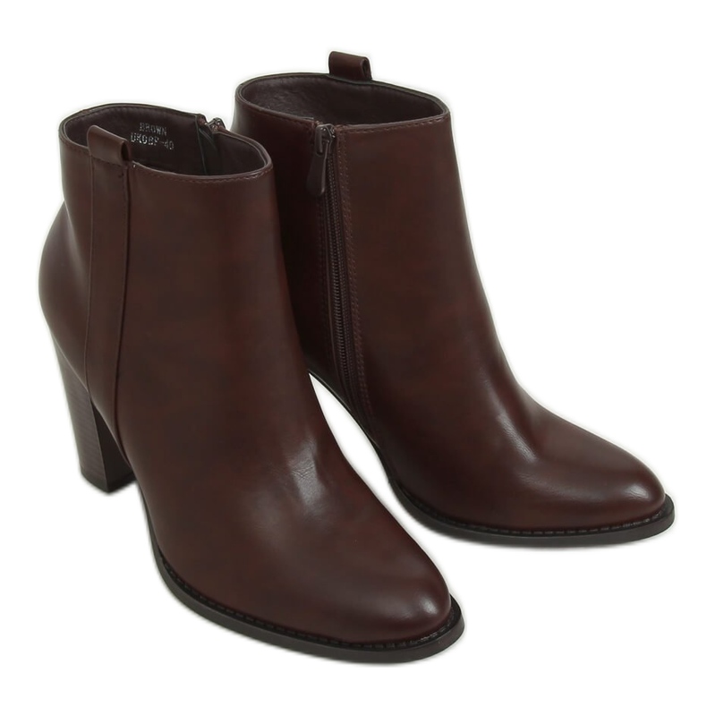 Klassische braune Stiefel UK08P Brown on the post