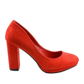 Rote Wildlederpumps auf dem Recite-Posten