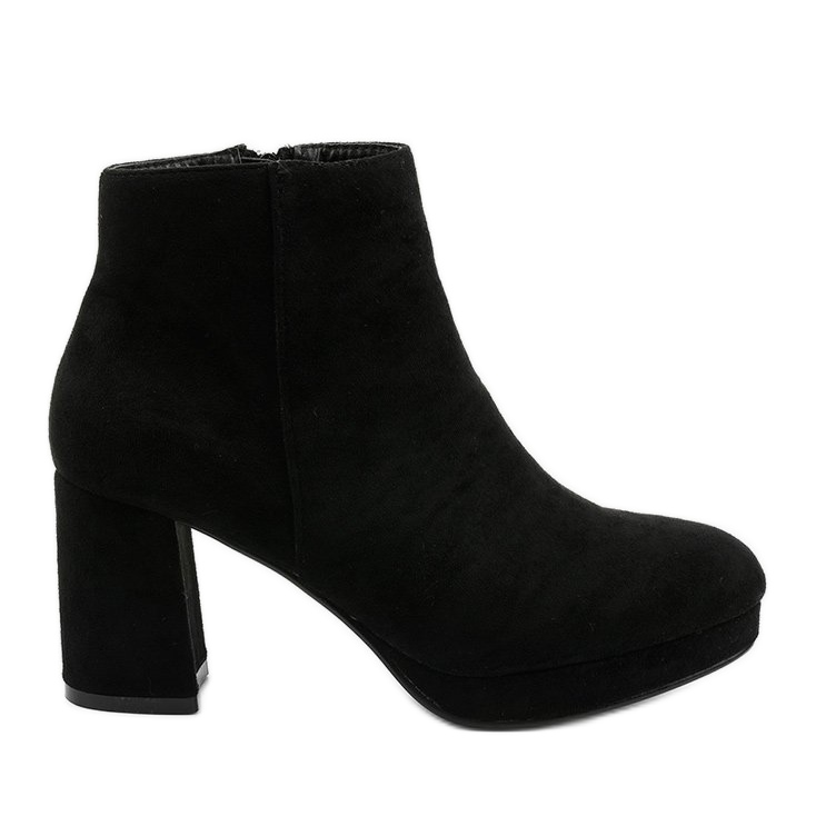 Schwarze Wildleder-Stiefeletten auf dem Mahagonis-Pfosten