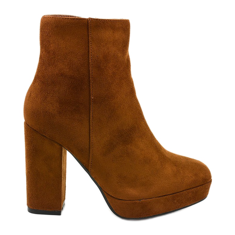 Braune Wildlederstiefeletten am Skye-Pfosten