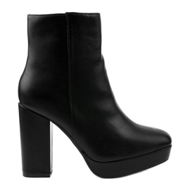 Schwarze Stiefel auf dem winterlichen Posten