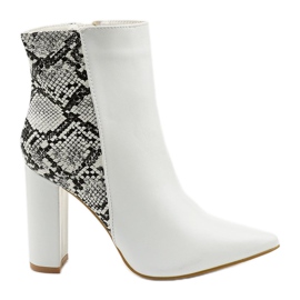 Weiße Stiefel auf dem Shyvia-Pfosten